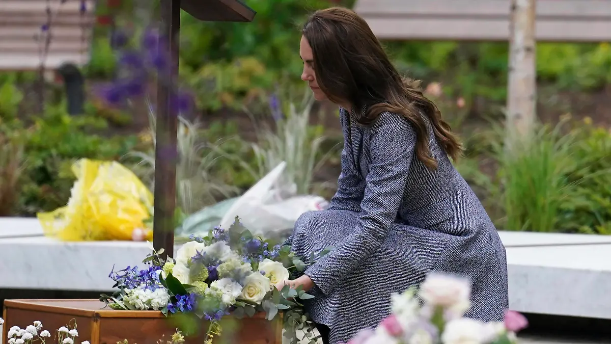 . 10/05/2022. Manchester, United Kingdom. Prince William and Kate Middleton, the Duke and Duchess of Cambridge, at the opening of the Glade of Light Memorial in Manchester, United Kingdom. The memorial commemorates the victims of the suicide attack at the Ariana Grande concert in 2017. PUBLICATIONxINxGERxSUIxAUTxHUNxONLY xPoolx/xi-Imagesx IIM-23394-0004