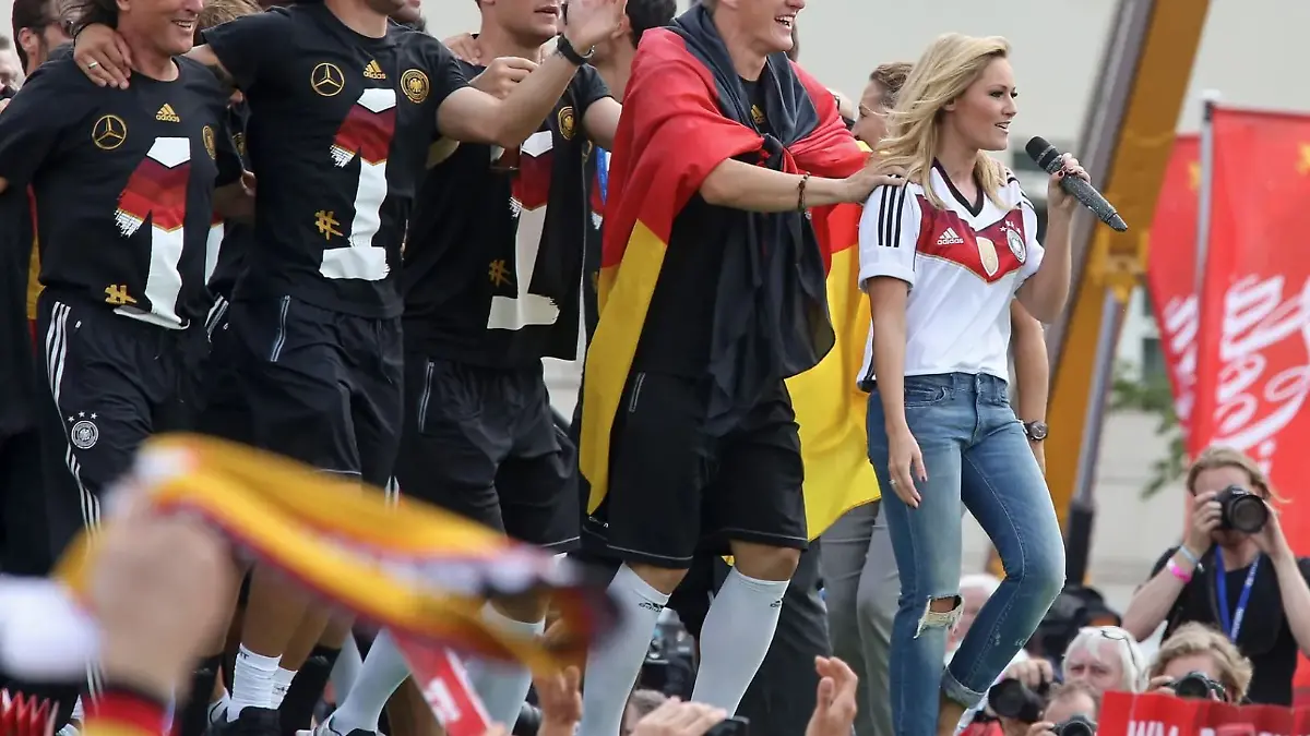 Was für ein Sommermärchen! 2014 tanzt Helene mit den WM-Helden zu ihrem Superhit „Atemlos durch die Nacht” am Brandenburger Tor. 