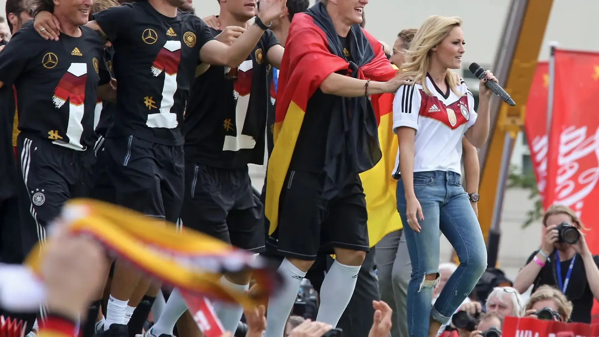 Was für ein Sommermärchen! 2014 tanzt Helene mit den WM-Helden zu ihrem Superhit „Atemlos durch die Nacht” am Brandenburger Tor.