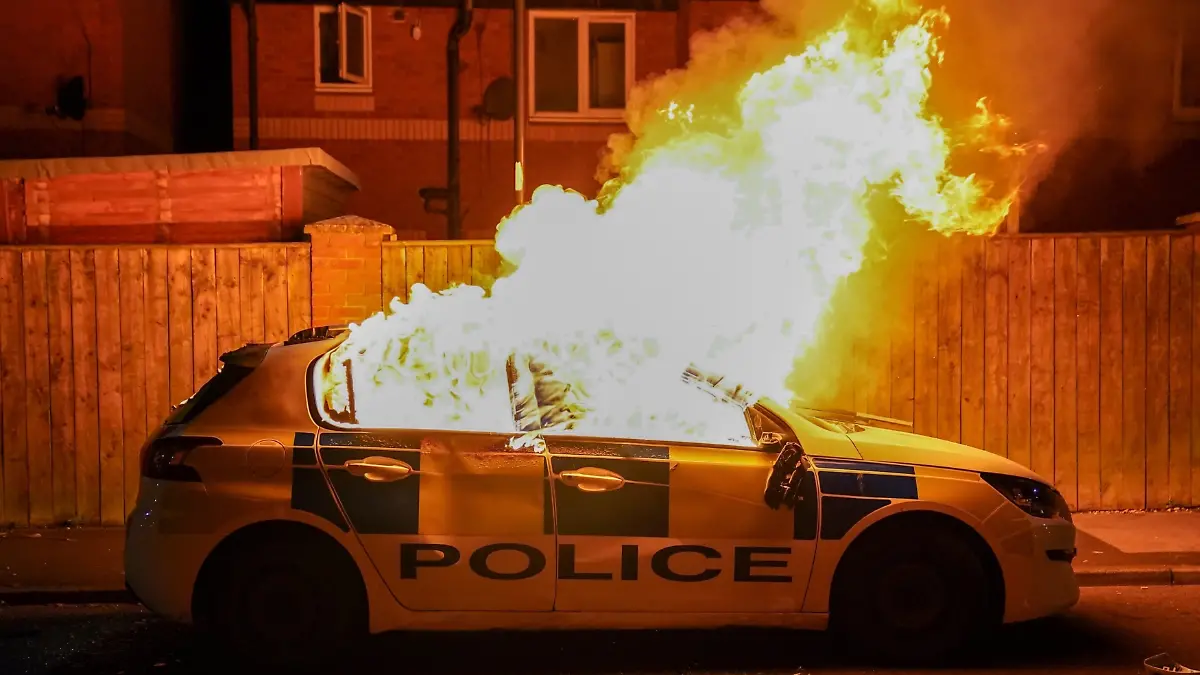 Ein brennendes Polizeiauto.