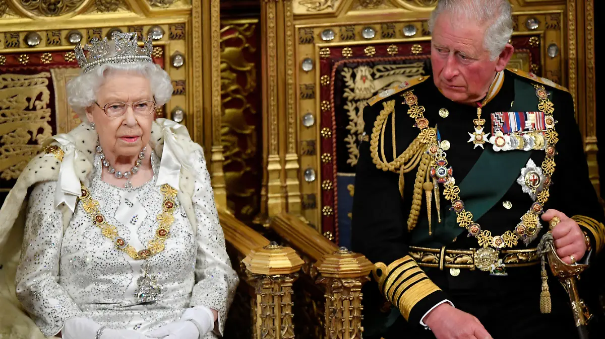 ARCHIV - 14.10.2019, Großbritannien, London: Queen Elizabeth II (l), sitzt neben ihrem Sohn, Prinz Charles, bevor sie ihre Rede zur Eröffnung des Parlaments im House of Lords in Westminster hält. (zu dpa: «Queen lässt sich bei Parlamentseröffnung von Prinz Charles vertreten») Foto: Toby Melville/PA Wire/dpa +++ dpa-Bildfunk +++