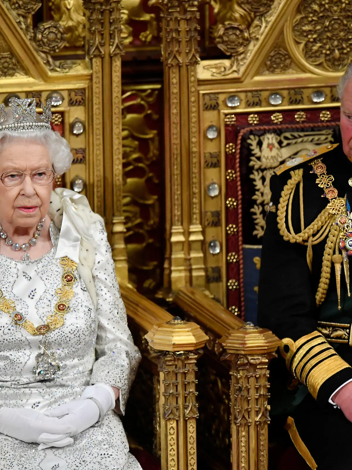 ARCHIV - 14.10.2019, Großbritannien, London: Queen Elizabeth II (l), sitzt neben ihrem Sohn, Prinz Charles, bevor sie ihre Rede zur Eröffnung des Parlaments im House of Lords in Westminster hält. (zu dpa: «Queen lässt sich bei Parlamentseröffnung von Prinz Charles vertreten») Foto: Toby Melville/PA Wire/dpa +++ dpa-Bildfunk +++