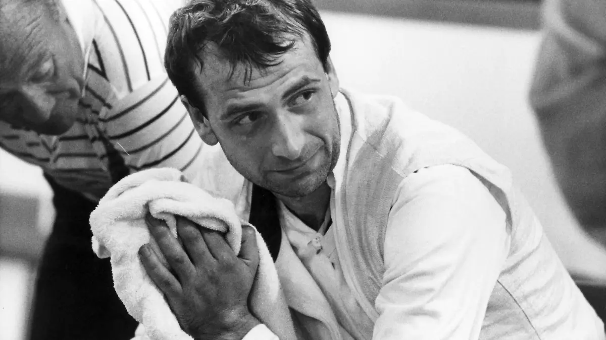 Der deutsche Florettfechter Matthias Behr nach dem tragischen Unfall während der Weltmeisterschaft am 19. Juli 1982 in Rom. Während seines Kampfes gegen den sowjetischen Olympiasieger und Weltmeister von 1981, Wladimir Smirnow, brach die Spitze des Floretts von Matthias Behr ab und drang durch die Maske über das Auge in das Gehirn von Smirnow ein. Dieser fiel ins Koma und verstarb wenig später.