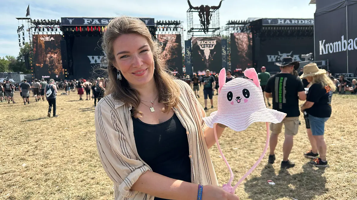 RTL Nord Reporterin Antonia Giese mit dem Tausch-Sieger auf dem Holy Ground beim Wacken Open Air.
