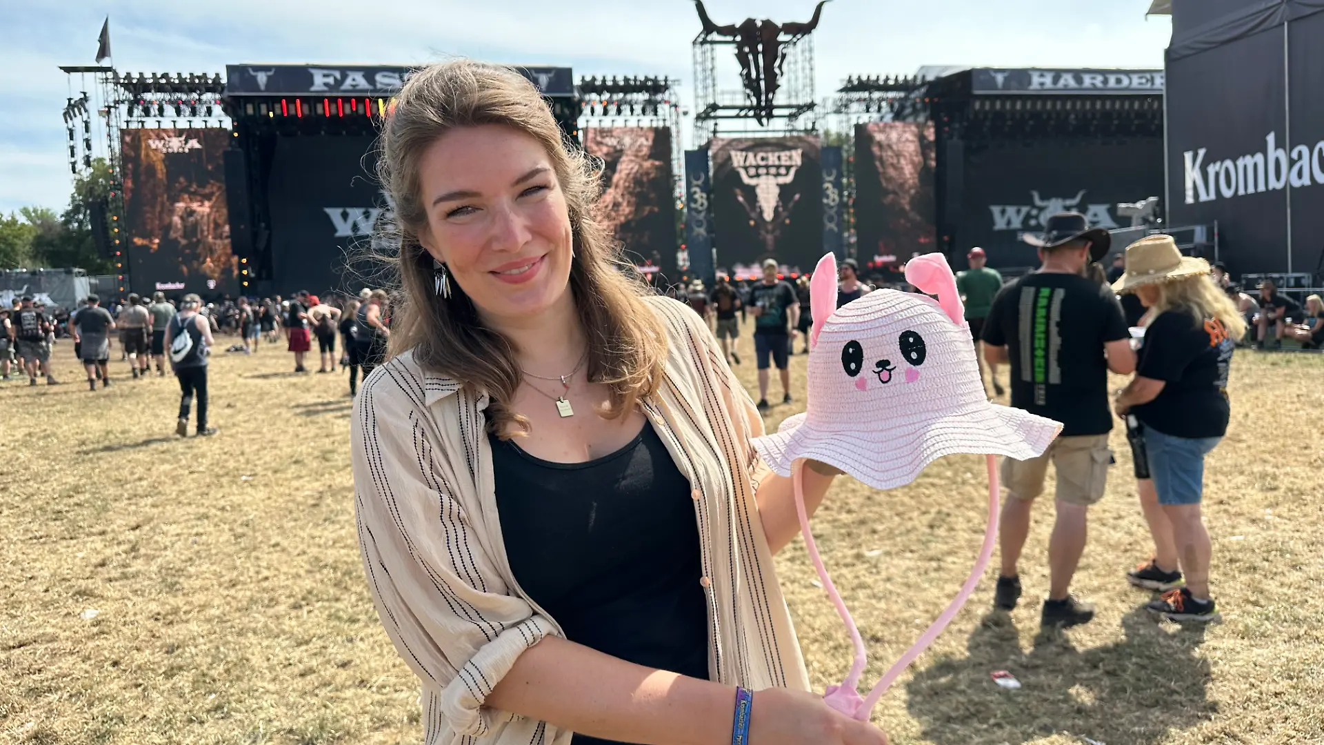 RTL Nord Reporterin Antonia Giese mit dem Tausch-Sieger auf dem Holy Ground beim Wacken Open Air.