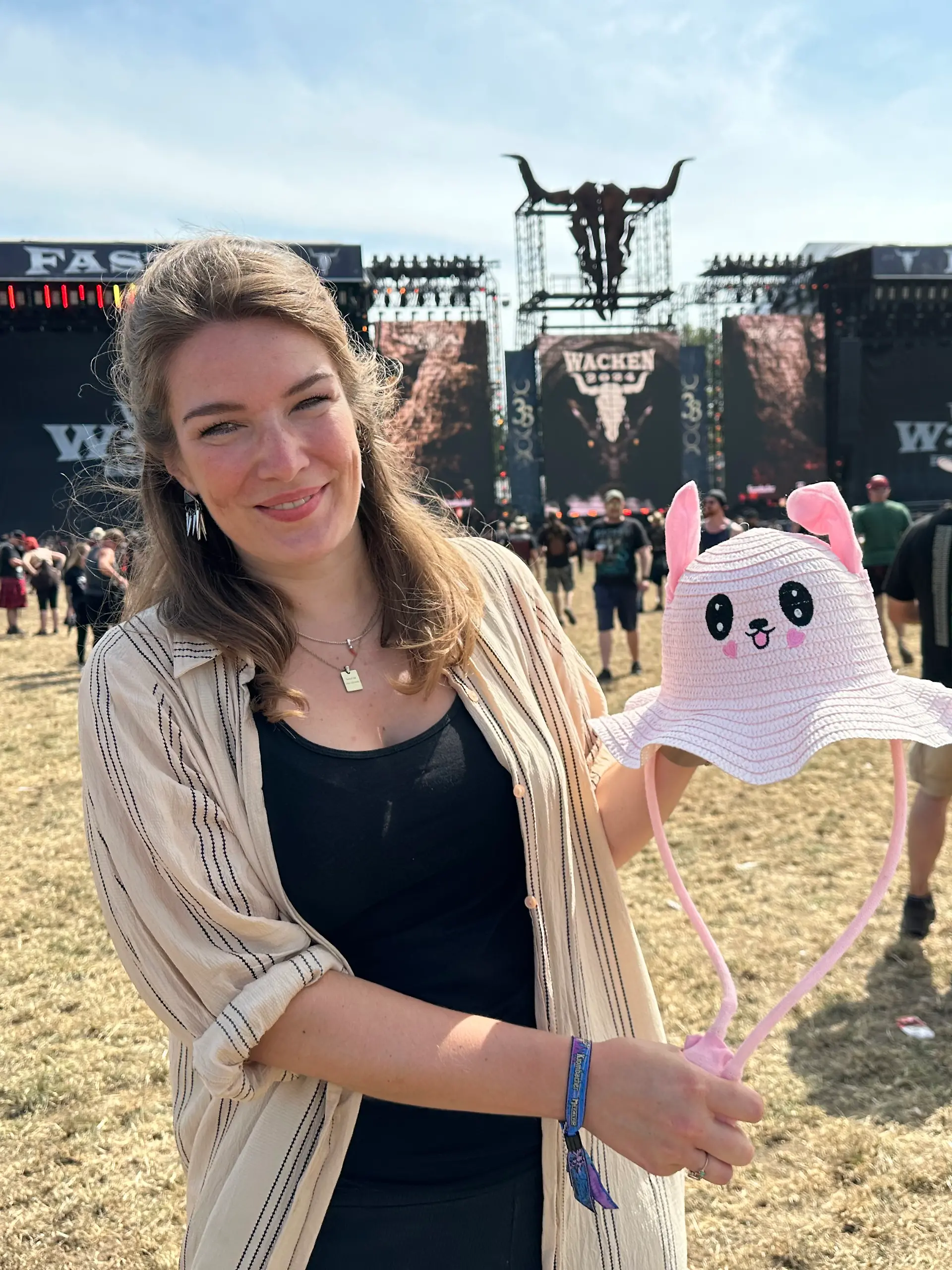 RTL Nord Reporterin Antonia Giese mit dem Tausch-Sieger auf dem Holy Ground beim Wacken Open Air.