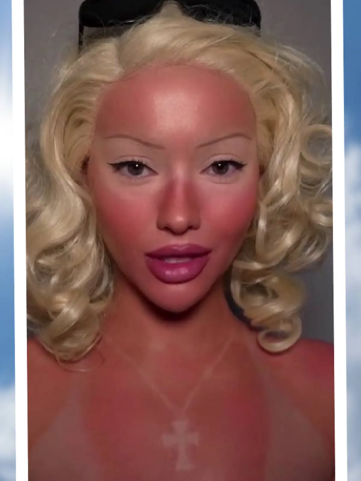 Extra so schminken, als ob es aussieht, als hätten wir uns einen fetten Sonnenbrand gehört? Laut TikTok ist DAS jetzt Trend!
