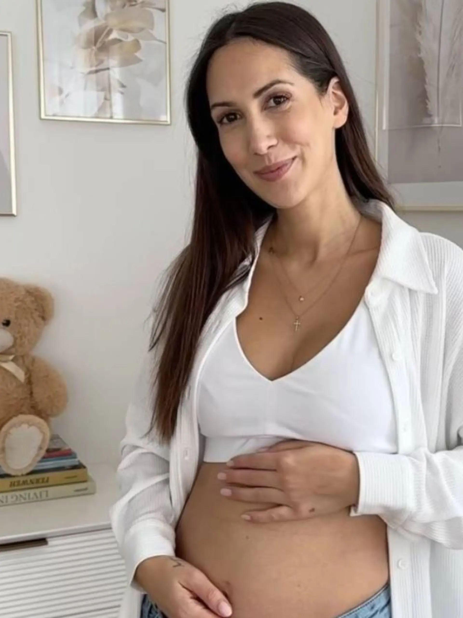 Clea-Lacy zeigt sich auf Instagram nur eine Woche nach ihrer Zwillingsgeburt schon wieder sehr schlank. 