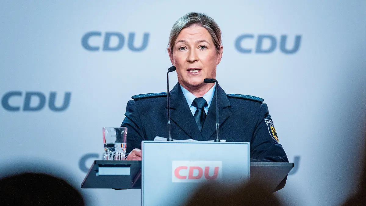 Claudia Pechstein, Olympiasiegerin im Eissschnelllauf, spricht in ihrer Uniform als Bundespolizistin beim CDU-Grundsatzkonvent. Das neue Grundsatzprogramm soll bei einem Bundesparteitag Anfang Mai 2024 verabschiedet werden. Der Konvent gehört zum Prozess zur Erarbeitung des Programmes.