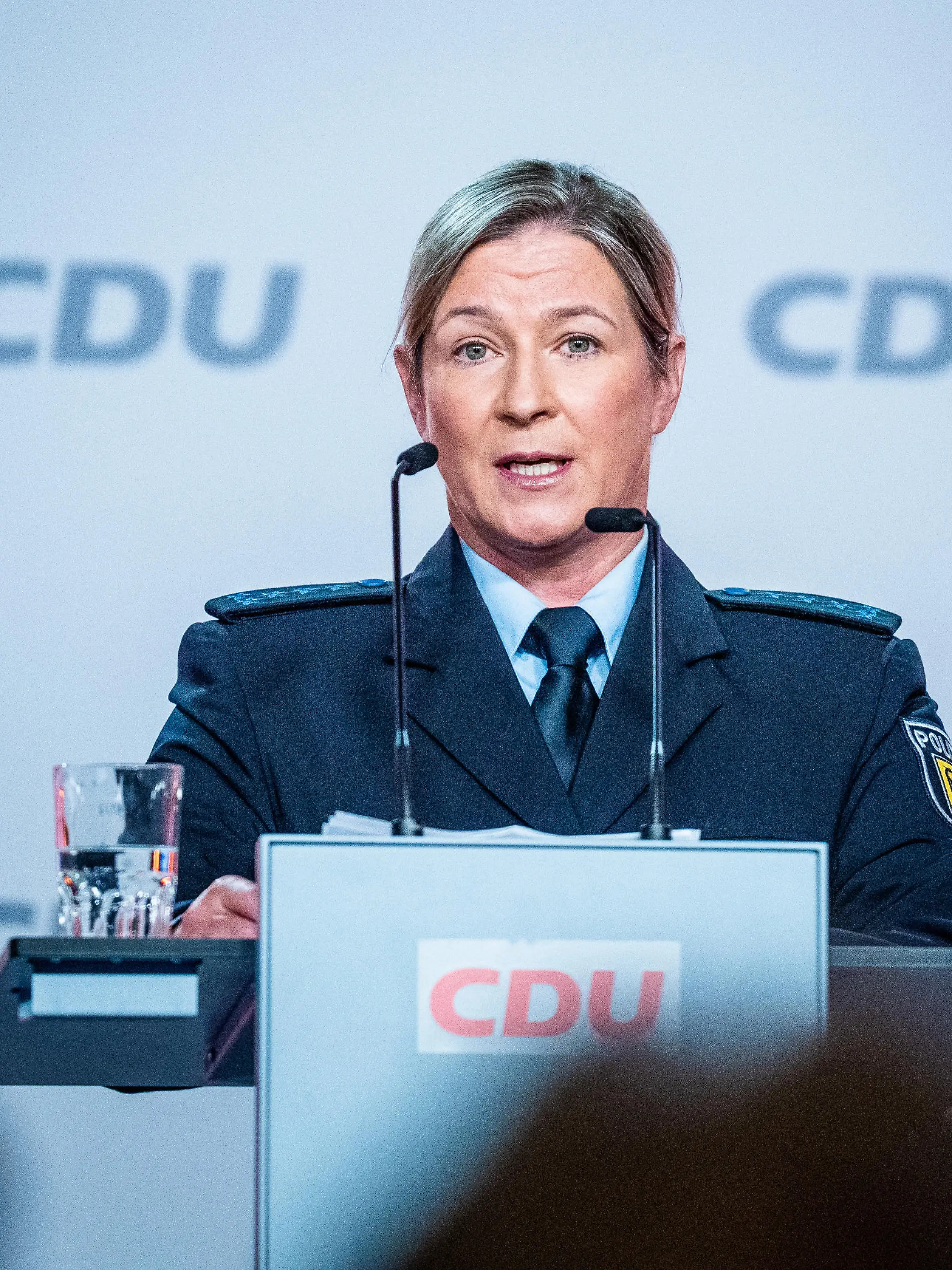 Claudia Pechstein, Olympiasiegerin im Eissschnelllauf, spricht in ihrer Uniform als Bundespolizistin beim CDU-Grundsatzkonvent. Das neue Grundsatzprogramm soll bei einem Bundesparteitag Anfang Mai 2024 verabschiedet werden. Der Konvent gehört zum Prozess zur Erarbeitung des Programmes.
