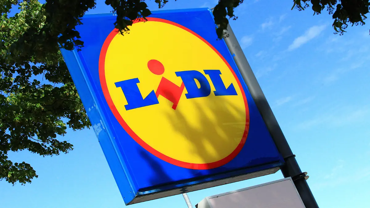  Leuchtreklame vor einer Filiale vom Discountunternehmen Lidl in Hamburg-Barmbek. Barmbek Hamburg *** Illuminated sign in front of a branch of the discount store Lidl in Hamburg Barmbek Hamburg