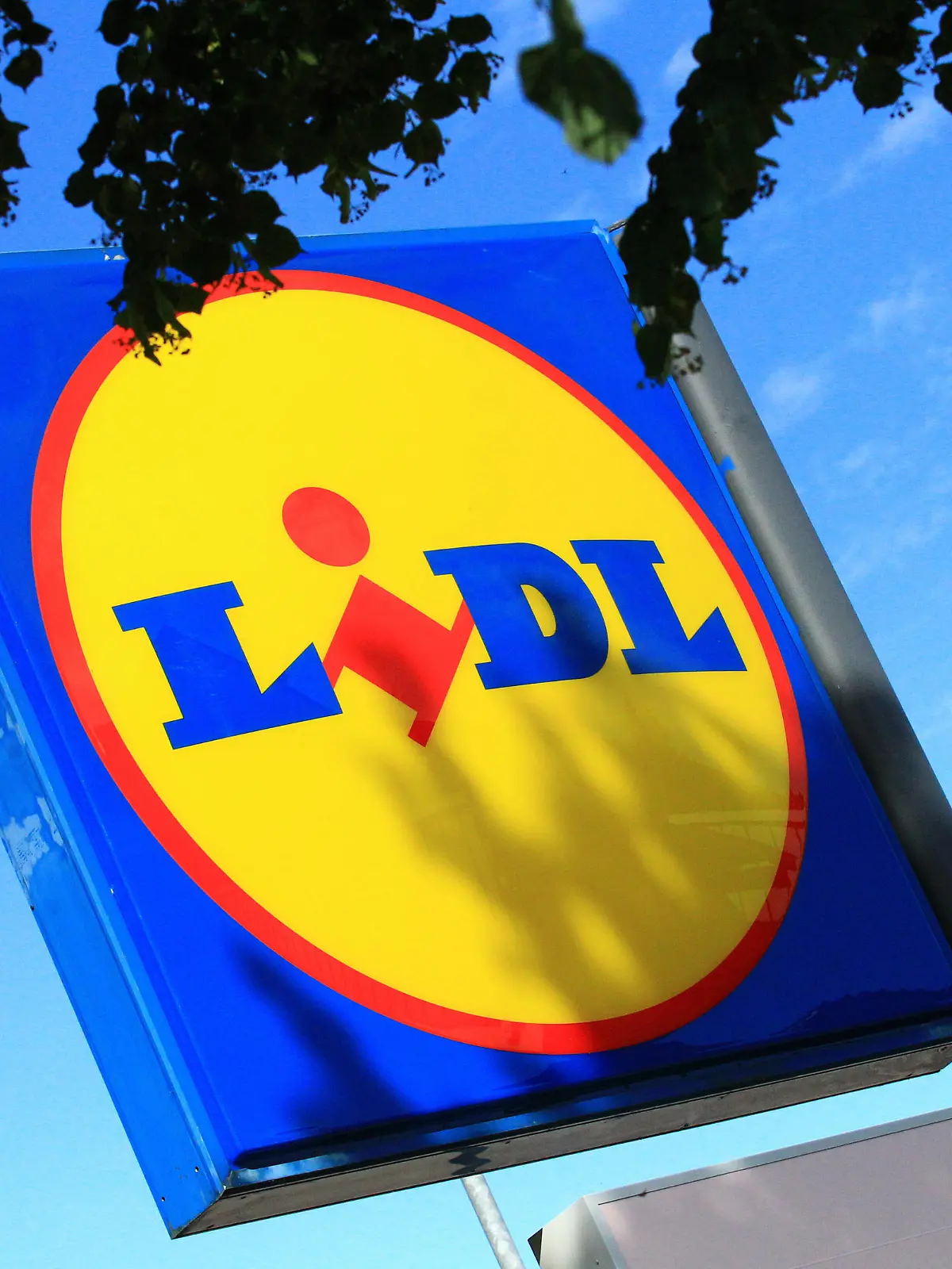  Leuchtreklame vor einer Filiale vom Discountunternehmen Lidl in Hamburg-Barmbek. Barmbek Hamburg *** Illuminated sign in front of a branch of the discount store Lidl in Hamburg Barmbek Hamburg