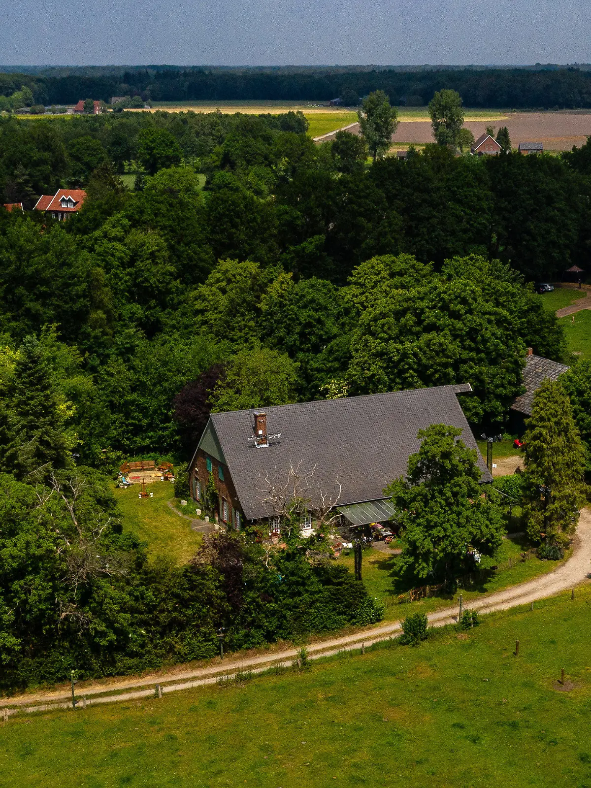 27.05.2020, Nordrhein-Westfalen, Bocholt: Ansicht des Hauses, wo der Fernsehsender RTL das "Sommerhaus der Stars" drehen wird (Aufnahme mit Drohne). Das Sommerhaus der Stars wird in diesem Jahr erstmals nicht im Ausland aufgezeichnet, sondern wegen der Corona-Pandemie in Deutschland. Foto: Guido Kirchner/dpa +++ dpa-Bildfunk +++
