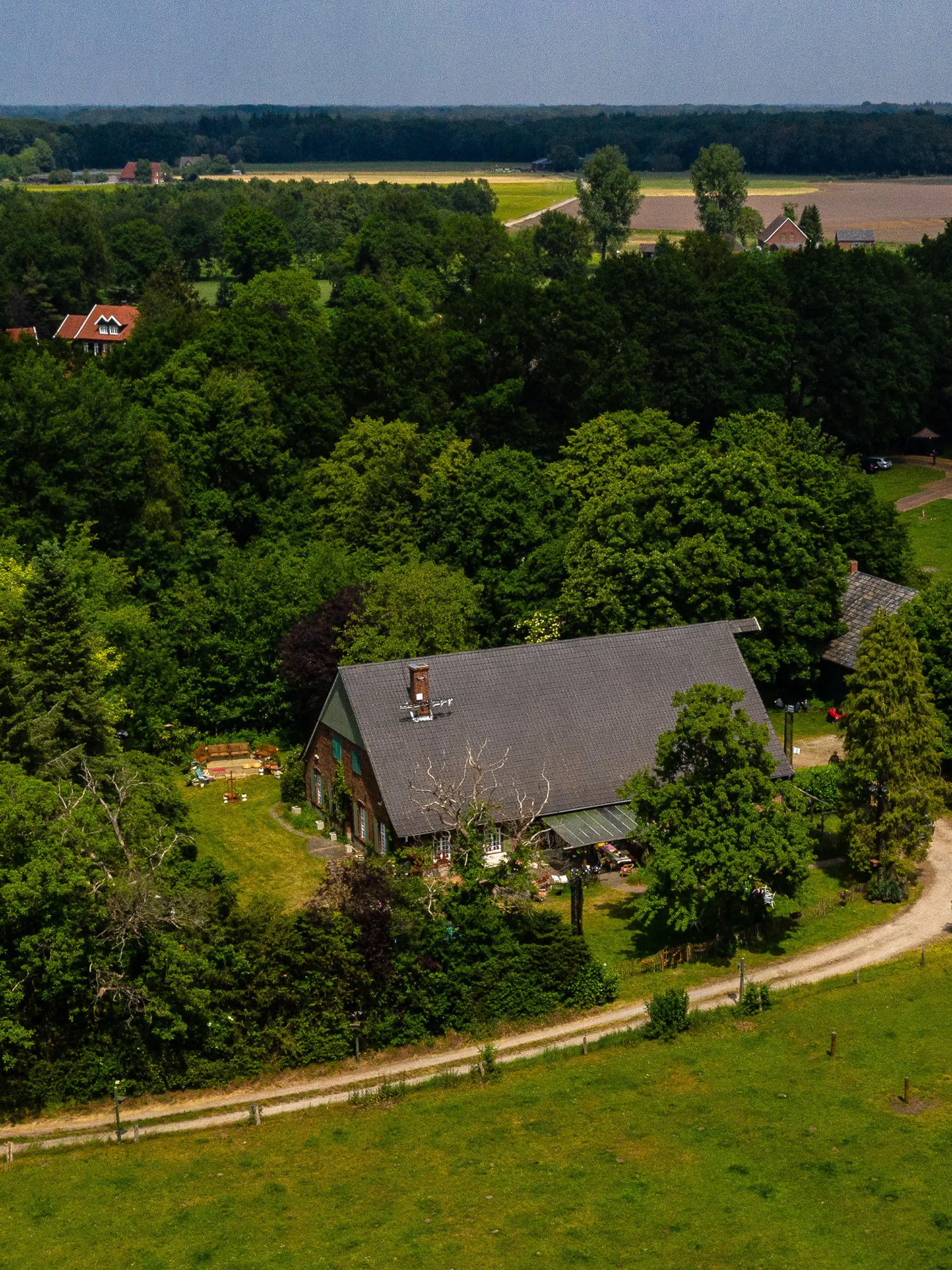 27.05.2020, Nordrhein-Westfalen, Bocholt: Ansicht des Hauses, wo der Fernsehsender RTL das "Sommerhaus der Stars" drehen wird (Aufnahme mit Drohne). Das Sommerhaus der Stars wird in diesem Jahr erstmals nicht im Ausland aufgezeichnet, sondern wegen der Corona-Pandemie in Deutschland. Foto: Guido Kirchner/dpa +++ dpa-Bildfunk +++