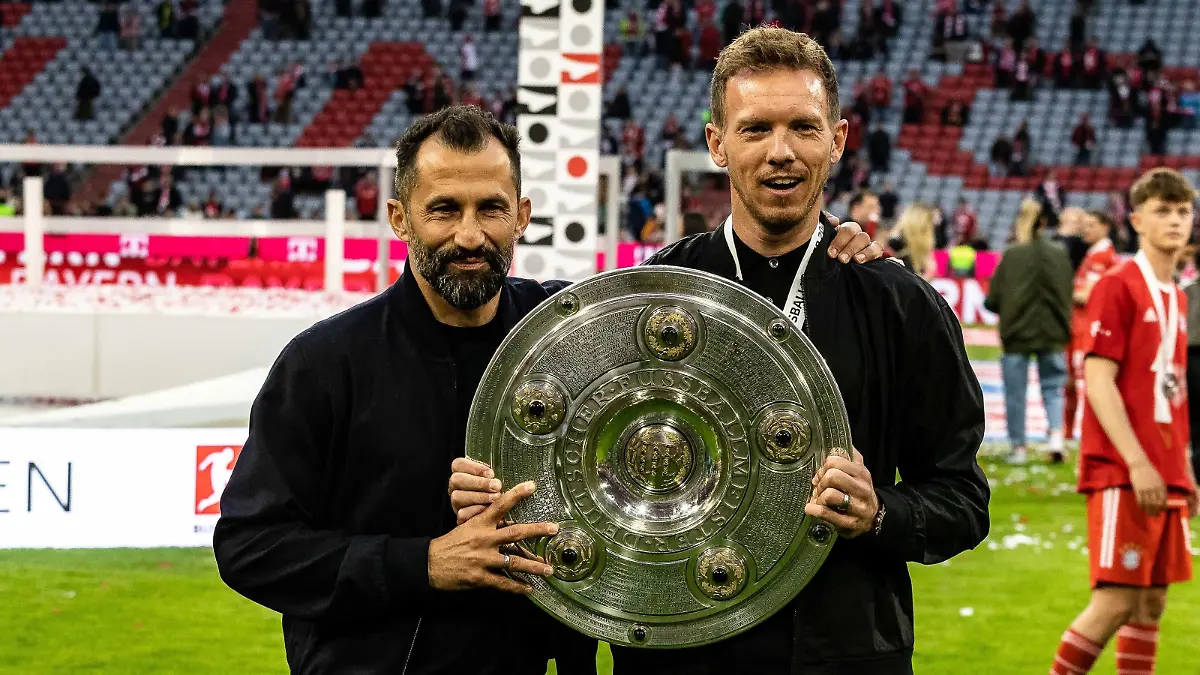 Julian Nagelsmann FC Bayern Muenchen, Chef-Trainer und Hasan Salihamidzic, Sportvorstand FC Bayern Muenchen mit der Meisterschale GER, FC Bayern Muenchen vs. VFB Stuttgart, Fussball Bundesliga, Saison 2021/2022, 33. Spieltag, 08.05.2022 DFB/DFL REGULATIONS PROHIBIT ANY USE OF PHOTOGRAPHS AS IMAGE SEQUENCES AND/OR QUASI-VIDEO FC Bayern Muenchen vs. VFB Stuttgart, Fussball Bundesliga, 08.05.2022, Saison 2021/2022, 33. Spieltag Muenchen *** Julian Nagelsmann FC Bayern Muenchen, head coach and Hasan Salihamidzic, sports director FC Bayern Muenchen with the championship trophy GER, FC Bayern Muenchen vs VFB Stuttgart, Football Bundesliga, season 2021 2022, 33 Matchday, 08 05 2022 DFB DFL REGULATES PROHIBIT ANY USE OF PHOTOGRAPHS AS IMAGE SEQUENCES AND OR QUASI VIDEO FC Bayern Muenchen vs VFB Stuttgart, Fussball Bundesliga, 08 05 2022, Saison 2021 2022, 33 Spieltag Muenchen Copyright: xEibner-Pressefoto/RogerxBuerkex EP_EER