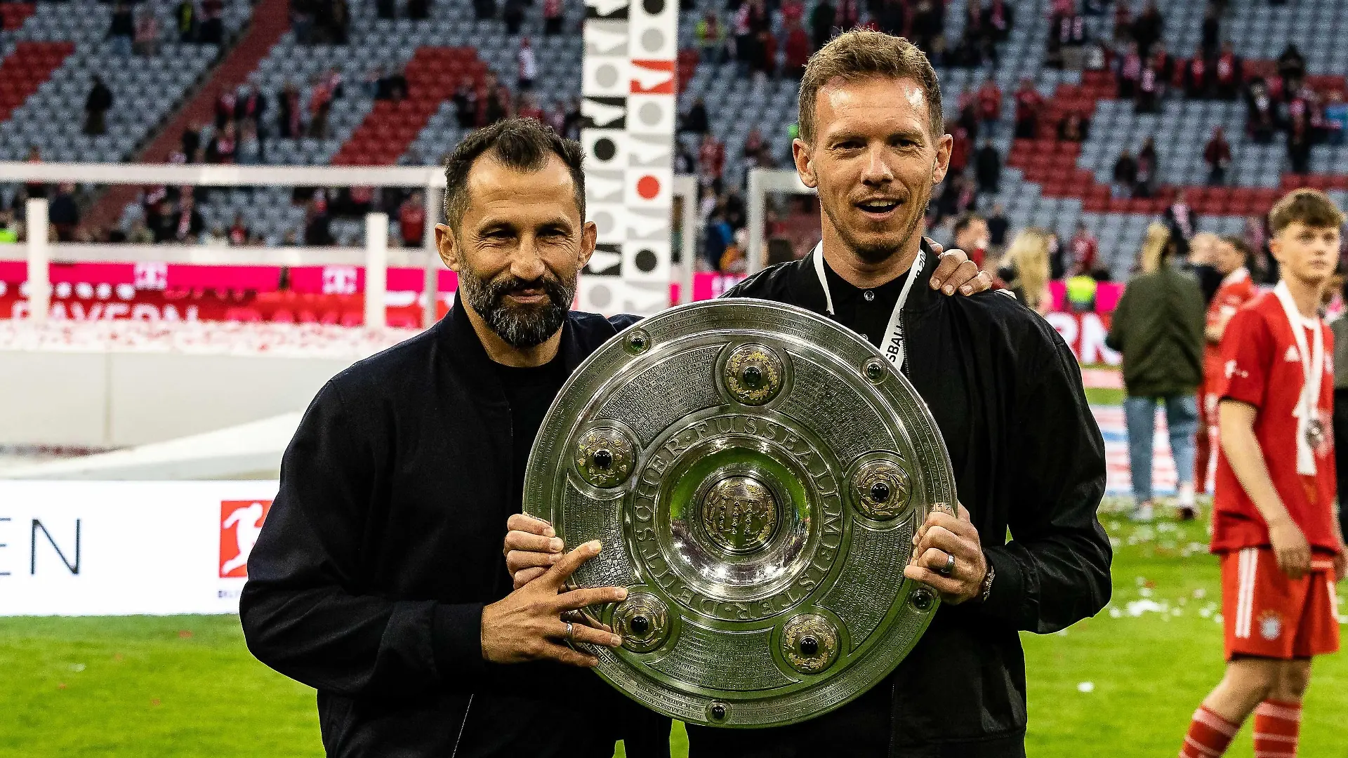 Julian Nagelsmann FC Bayern Muenchen, Chef-Trainer und Hasan Salihamidzic, Sportvorstand FC Bayern Muenchen mit der Meisterschale GER, FC Bayern Muenchen vs. VFB Stuttgart, Fussball Bundesliga, Saison 2021/2022, 33. Spieltag, 08.05.2022 DFB/DFL REGULATIONS PROHIBIT ANY USE OF PHOTOGRAPHS AS IMAGE SEQUENCES AND/OR QUASI-VIDEO FC Bayern Muenchen vs. VFB Stuttgart, Fussball Bundesliga, 08.05.2022, Saison 2021/2022, 33. Spieltag Muenchen *** Julian Nagelsmann FC Bayern Muenchen, head coach and Hasan Salihamidzic, sports director FC Bayern Muenchen with the championship trophy GER, FC Bayern Muenchen vs VFB Stuttgart, Football Bundesliga, season 2021 2022, 33 Matchday, 08 05 2022 DFB DFL REGULATES PROHIBIT ANY USE OF PHOTOGRAPHS AS IMAGE SEQUENCES AND OR QUASI VIDEO FC Bayern Muenchen vs VFB Stuttgart, Fussball Bundesliga, 08 05 2022, Saison 2021 2022, 33 Spieltag Muenchen Copyright: xEibner-Pressefoto/RogerxBuerkex EP_EER