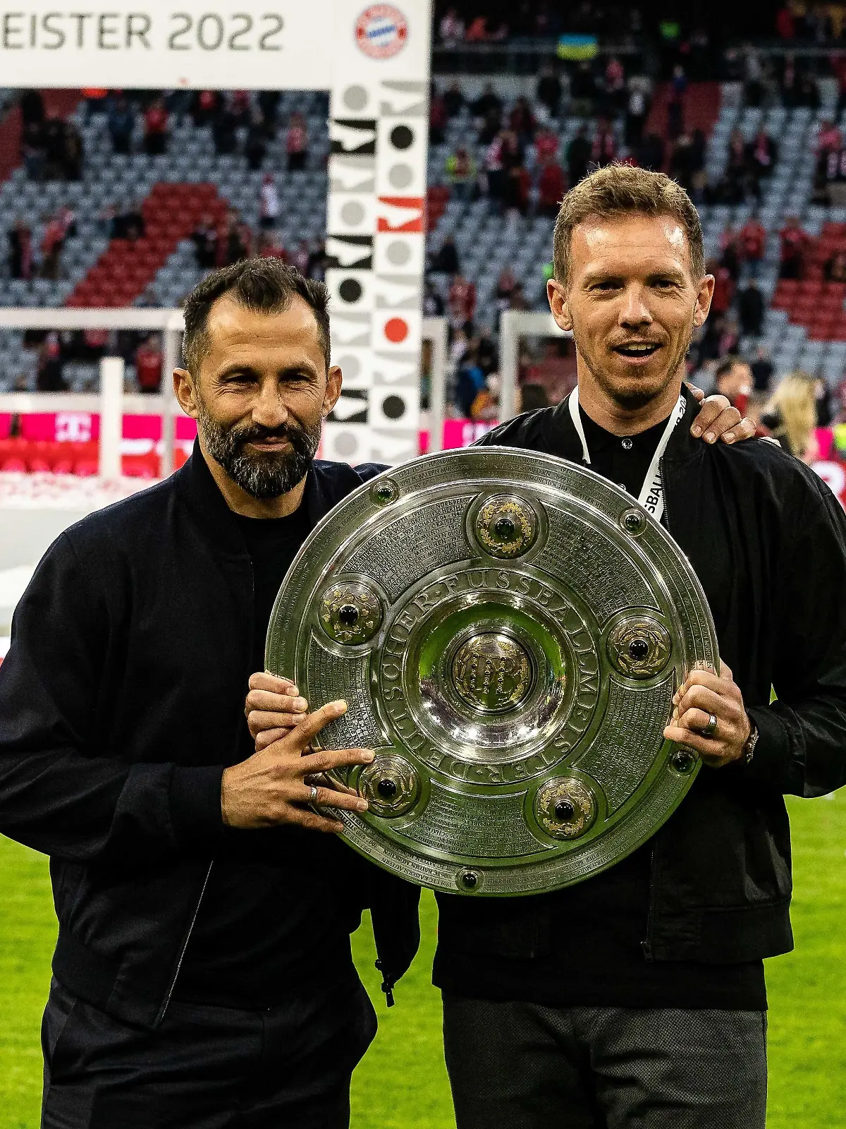 Julian Nagelsmann FC Bayern Muenchen, Chef-Trainer und Hasan Salihamidzic, Sportvorstand FC Bayern Muenchen mit der Meisterschale GER, FC Bayern Muenchen vs. VFB Stuttgart, Fussball Bundesliga, Saison 2021/2022, 33. Spieltag, 08.05.2022 DFB/DFL REGULATIONS PROHIBIT ANY USE OF PHOTOGRAPHS AS IMAGE SEQUENCES AND/OR QUASI-VIDEO FC Bayern Muenchen vs. VFB Stuttgart, Fussball Bundesliga, 08.05.2022, Saison 2021/2022, 33. Spieltag Muenchen *** Julian Nagelsmann FC Bayern Muenchen, head coach and Hasan Salihamidzic, sports director FC Bayern Muenchen with the championship trophy GER, FC Bayern Muenchen vs VFB Stuttgart, Football Bundesliga, season 2021 2022, 33 Matchday, 08 05 2022 DFB DFL REGULATES PROHIBIT ANY USE OF PHOTOGRAPHS AS IMAGE SEQUENCES AND OR QUASI VIDEO FC Bayern Muenchen vs VFB Stuttgart, Fussball Bundesliga, 08 05 2022, Saison 2021 2022, 33 Spieltag Muenchen Copyright: xEibner-Pressefoto/RogerxBuerkex EP_EER 