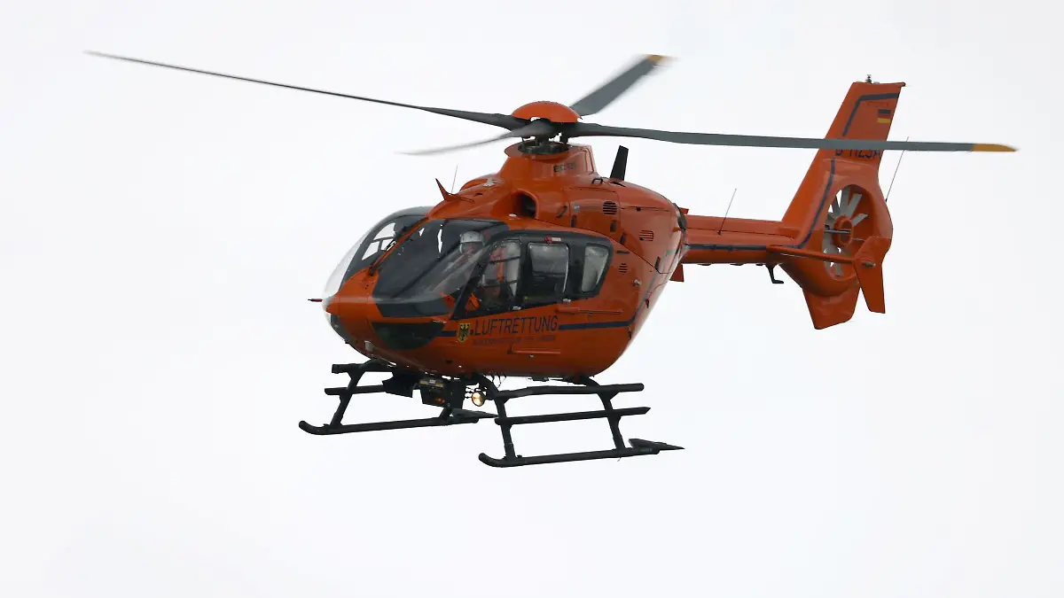 Ein Rettungshubschrauber beim Flug. (Symbolbild)
