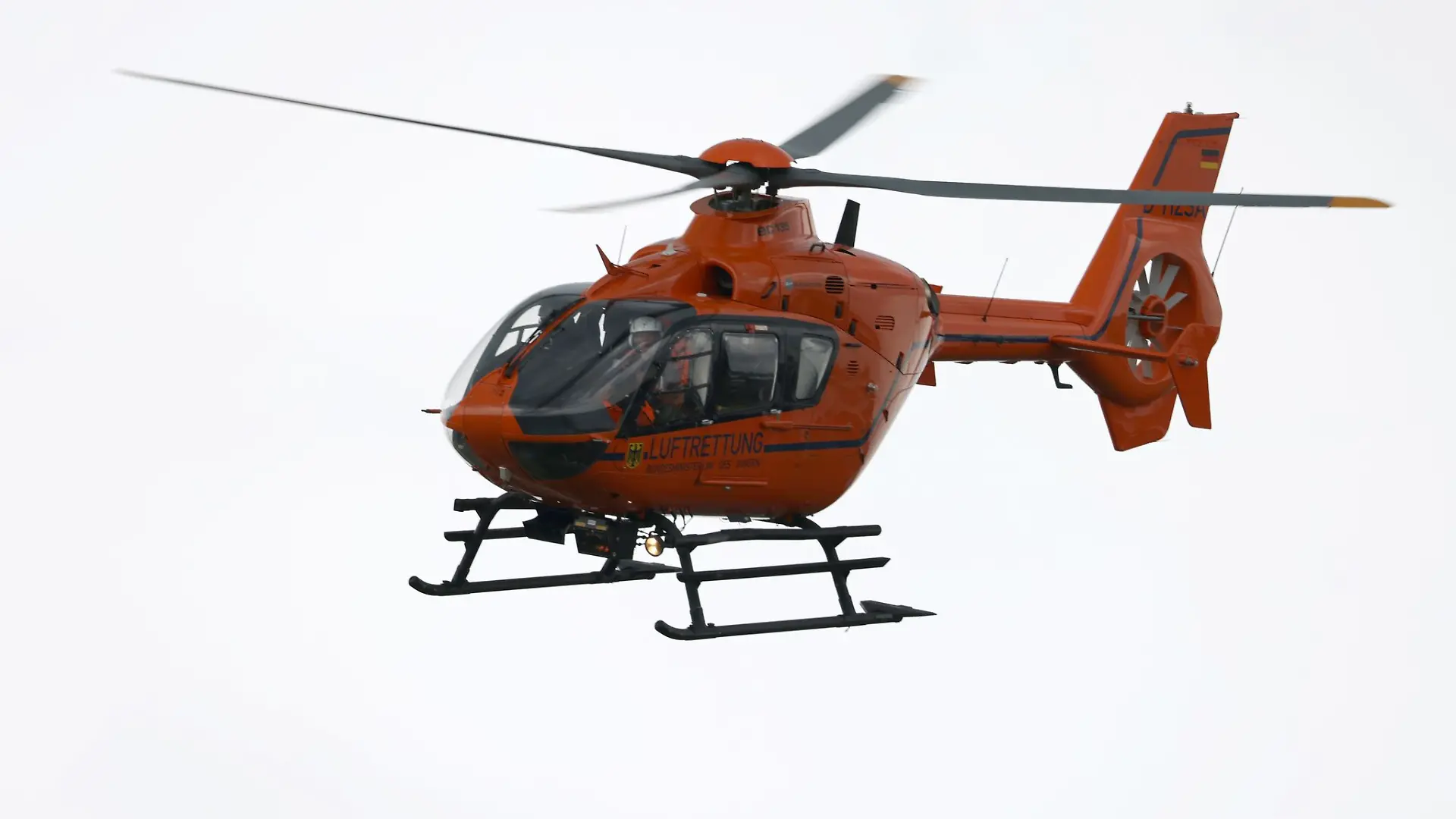 Ein Rettungshubschrauber beim Flug. (Symbolbild)
