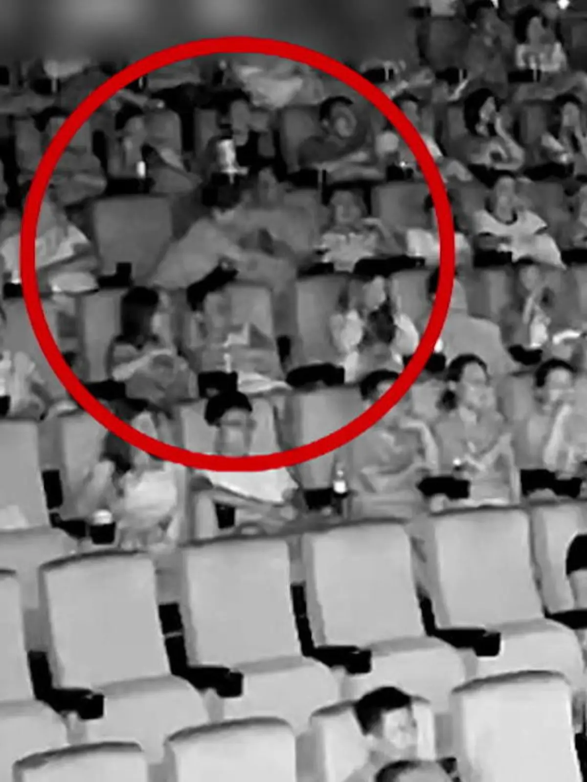 Dieser Mann wollte nur einen ruhigen Kinoabend mit seiner Begleitung. Doch plötzlich verschluckt er sich an seinem Kino-Snack und droht zu ersticken.