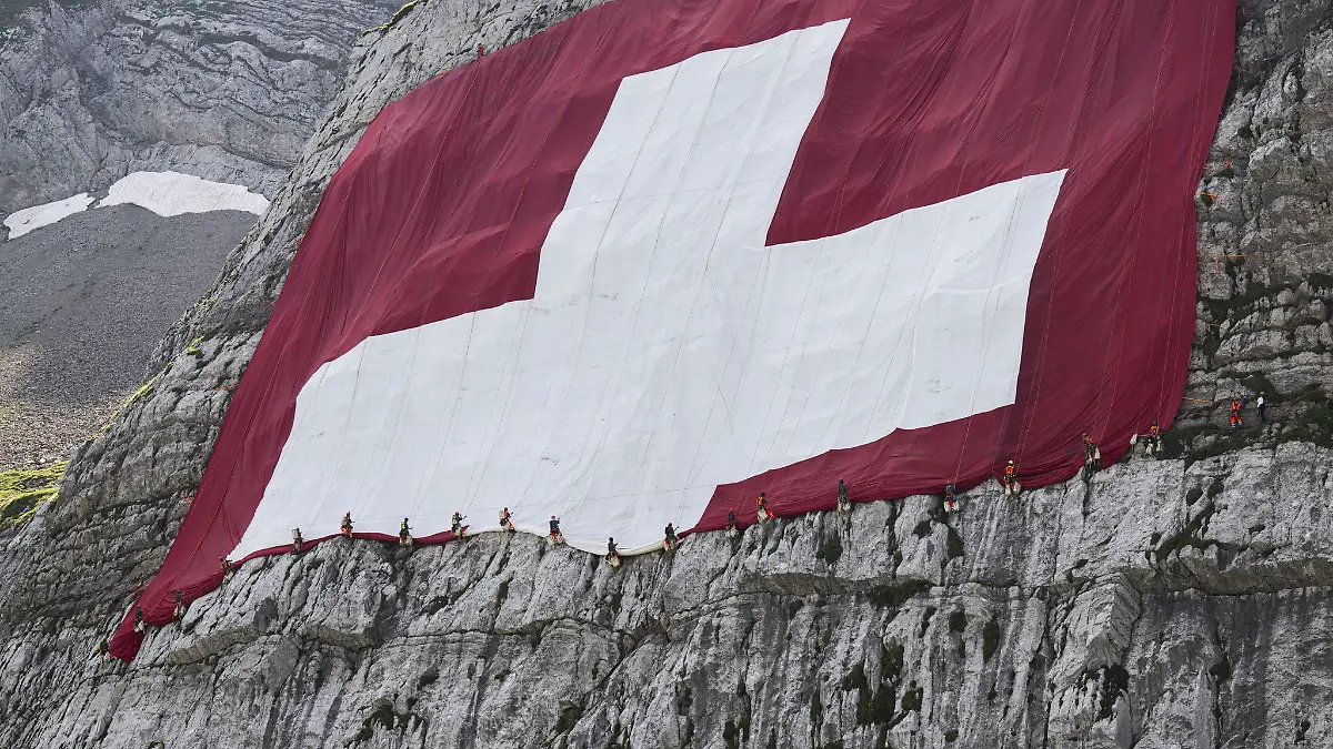 Anfang August wird am Säntis eine riesige Schweizerfahne zum Nationalfeiertag angebracht und danach wieder abgebaut. Höhenarbeiter beteiligten sich am Rettungseinsatz.
