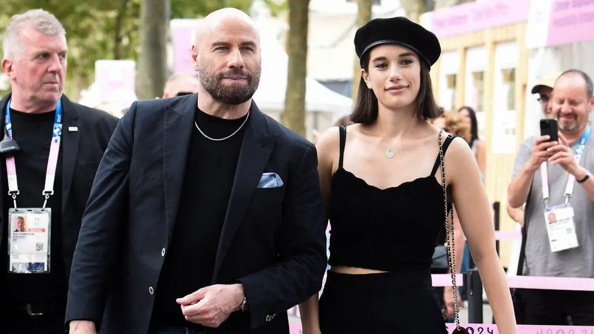 Eleganter Auftritt: John Travolta mit Tochter Ella bei Olympia