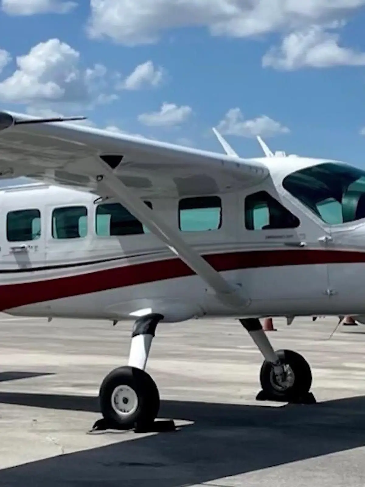 In dieser Cessna saß Robert Morgan als einziger Passagier. Nachdem der Pilot krank wurde, musste der Familienvater das Cockpit übernehmen. Der Mann steuerte und landete das Flugzeug sicher - ohne eine Pilotenausbildung.