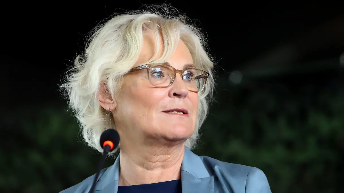 ARCHIV - 06.05.2022, Slowakei, Sliac: Bundesverteidigungsministerin Christine Lambrecht (SPD) spricht auf einer Pressekonferenz nach ihrem Besuch am Standort des Patriot-Raketen Luftverteidigungssystems der NATO auf dem Luftwaffenstützpunkt Sliac. (zu dpa "Union wirft Lambrecht «maximale Ungeschicklichkeit» vor") Foto: Ján Krolák/TASR/dpa +++ dpa-Bildfunk +++