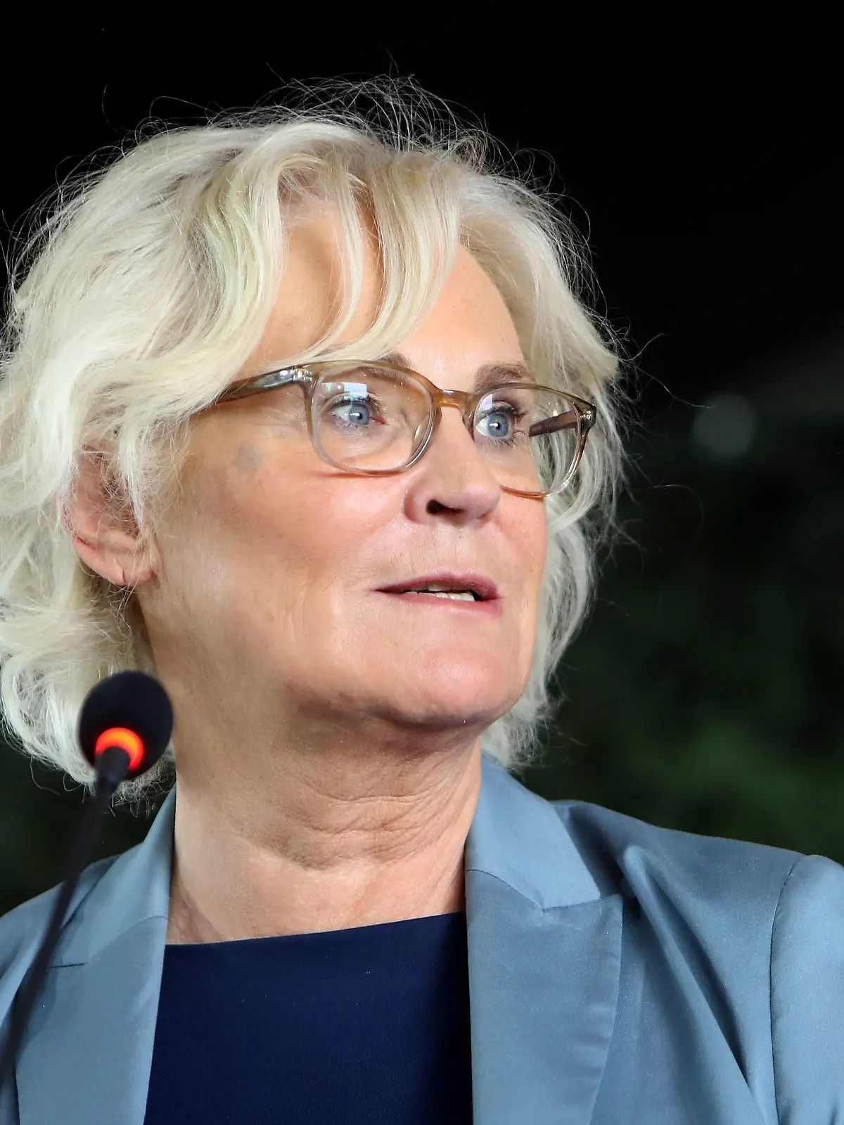 ARCHIV - 06.05.2022, Slowakei, Sliac: Bundesverteidigungsministerin Christine Lambrecht (SPD) spricht auf einer Pressekonferenz nach ihrem Besuch am Standort des Patriot-Raketen Luftverteidigungssystems der NATO auf dem Luftwaffenstützpunkt Sliac. (zu dpa "Union wirft Lambrecht «maximale Ungeschicklichkeit» vor") Foto: Ján Krolák/TASR/dpa +++ dpa-Bildfunk +++
