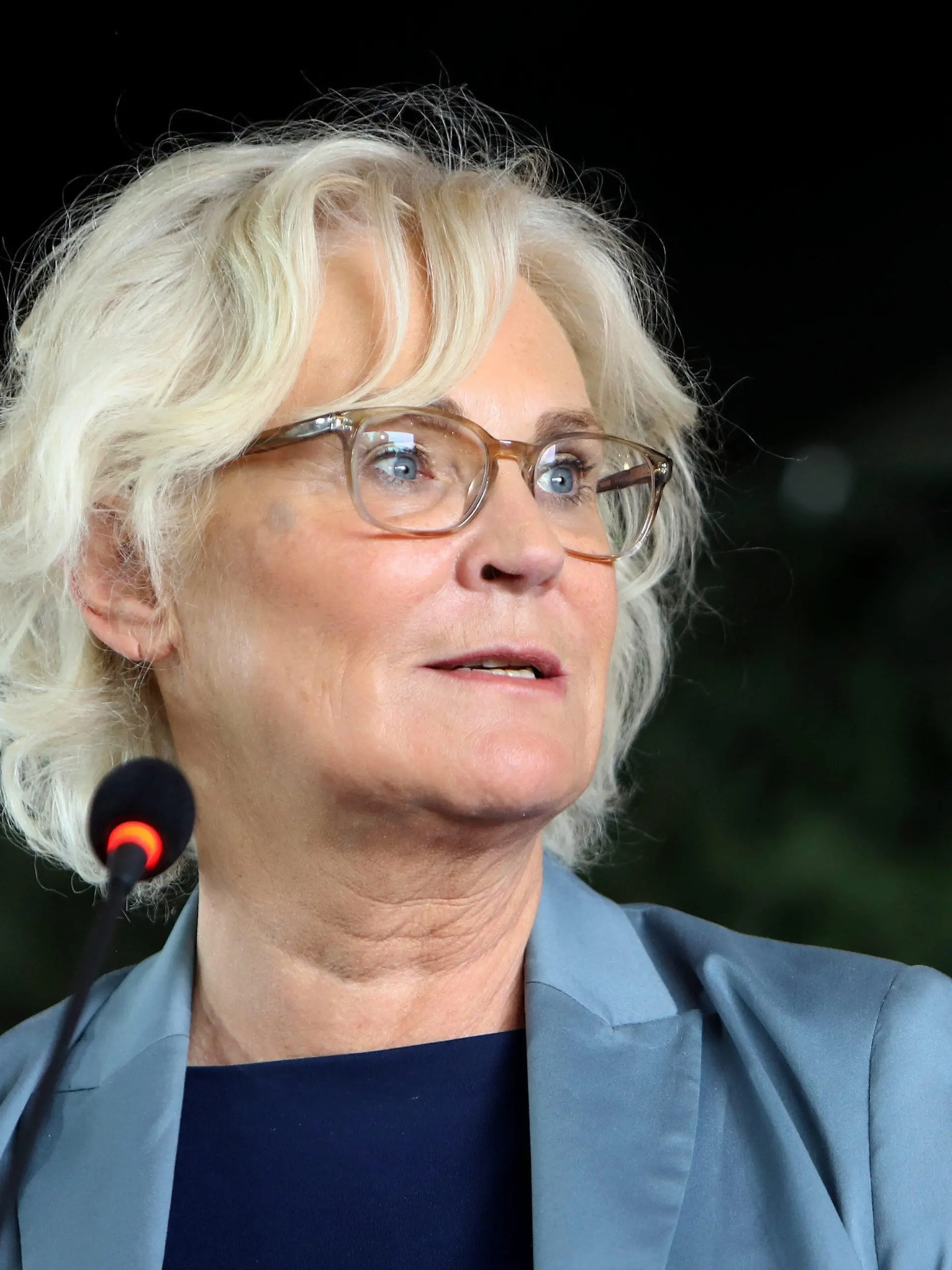 ARCHIV - 06.05.2022, Slowakei, Sliac: Bundesverteidigungsministerin Christine Lambrecht (SPD) spricht auf einer Pressekonferenz nach ihrem Besuch am Standort des Patriot-Raketen Luftverteidigungssystems der NATO auf dem Luftwaffenstützpunkt Sliac. (zu dpa "Union wirft Lambrecht «maximale Ungeschicklichkeit» vor") Foto: Ján Krolák/TASR/dpa +++ dpa-Bildfunk +++