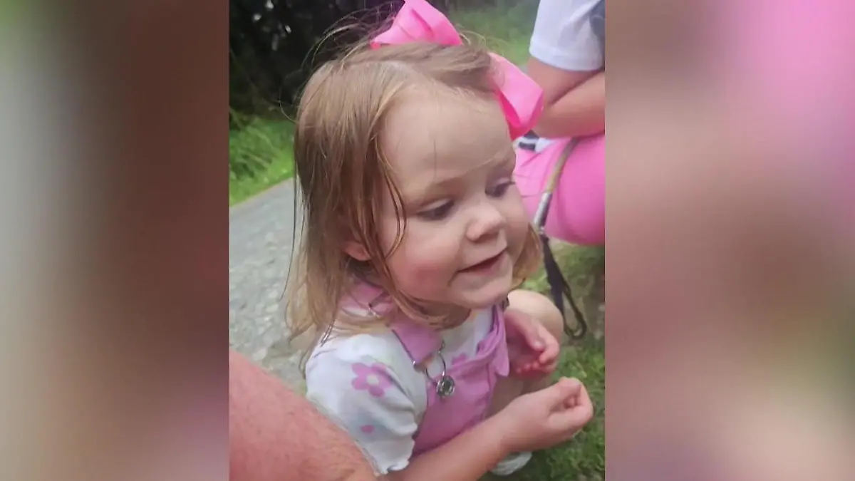 Papa, schau mal: Da sind Baby-Tampons! Mädchen schockt Eltern bei Tümpel-Ausflug