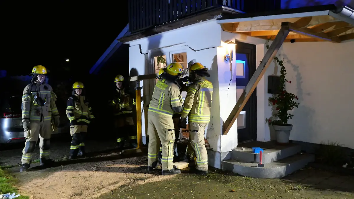Provisorisch verschließt die Feuerwehr das Loch in der Wand.