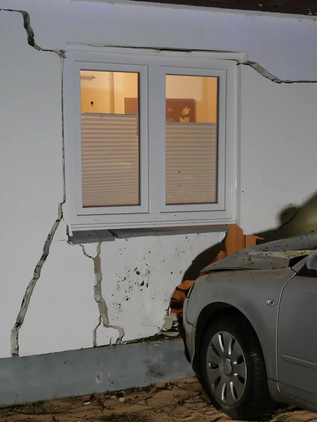 Die Wucht des Aufpralls ist an der Hauswand deutlich zu sehen. 