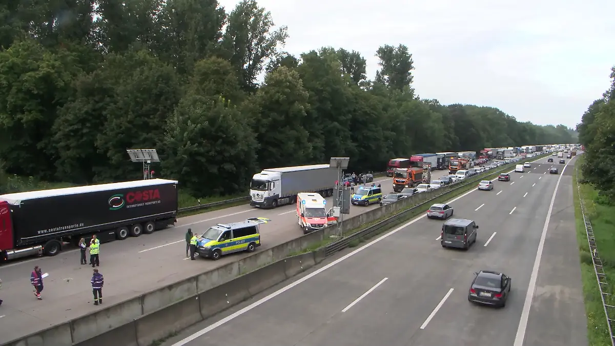 Zwei Menschen sterben bei dem schweren Unfall auf der A5