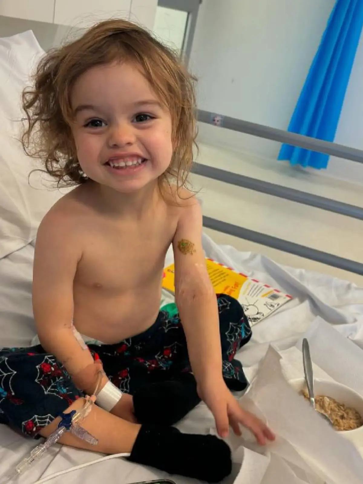 Oliver Norris (2) in seinem Krankenbett.
