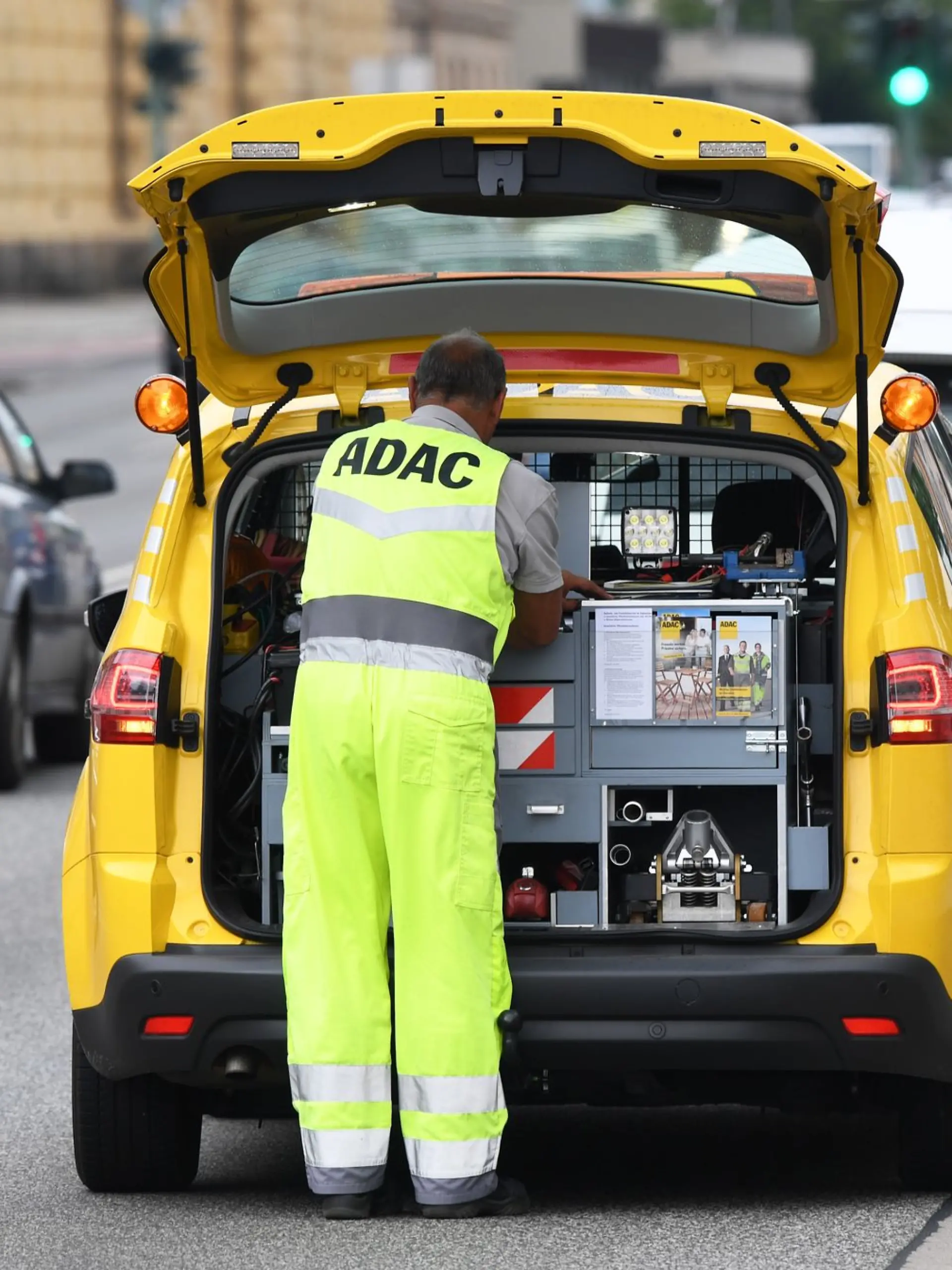 Bild zu: "ADAC-Mitarbeiter totgefahren - Polizei fahndet nach blauem LKW von der A2"