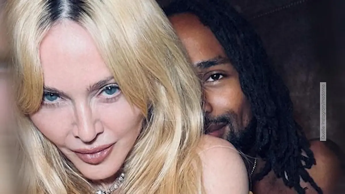 Madonna zeigt sich oben ohne mit einem jungen Mann Nanu, wer ist er denn?!