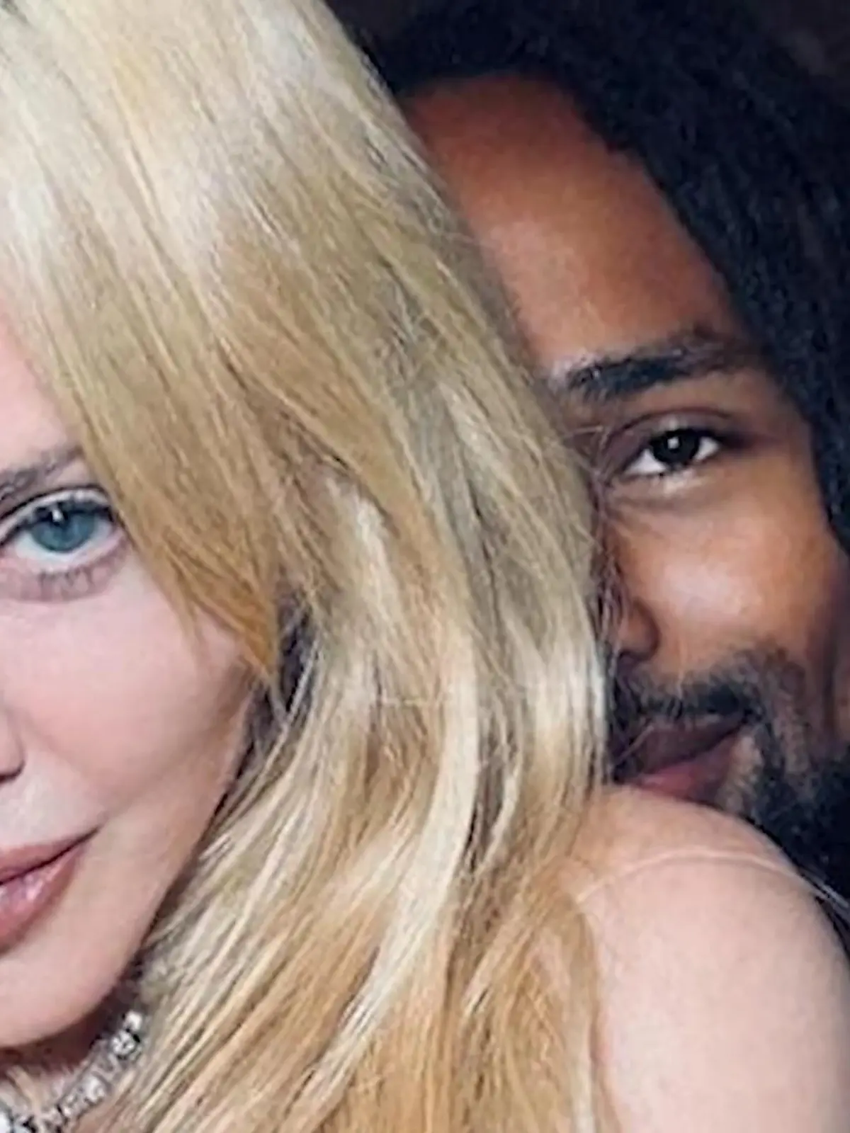 Bild zu: "Madonna zeigt sich oben ohne mit einem jungen Mann"