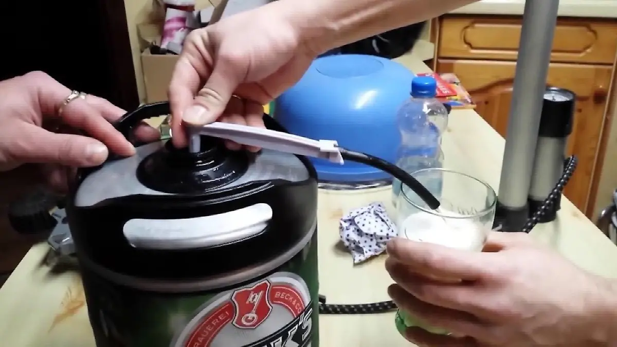 Mit diesem Fass fing alles an: Stephan Heinrich bringt das Bier vor laufender Kamera zum Laufen - und das Internet feiert ihn!