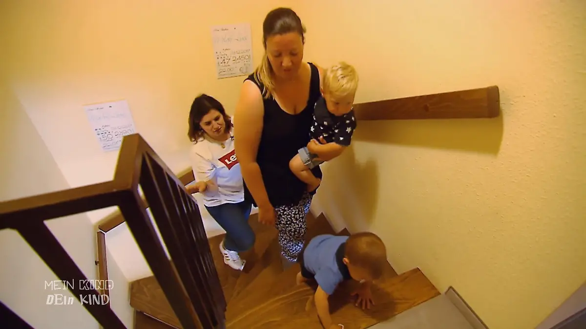 Aleine auf der Treppe? Zainab ist schockiert "O Gott o Gott, pass auf!"
