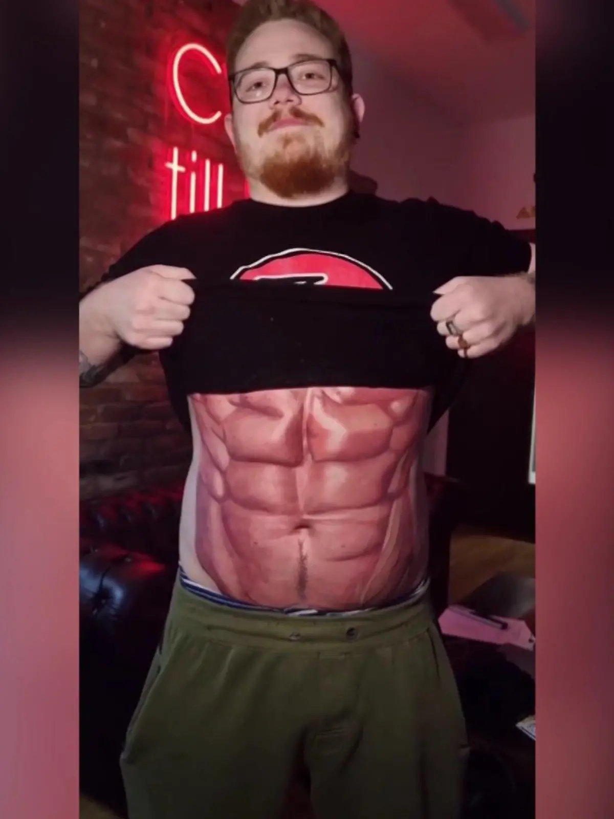 Hinter einem Waschbrettbauch steckt ganz schön viel schweißtreibende Arbeit - und dazu hat einfach nicht jeder Lust: So wie Sebastian aus England. Also ließ er sich kurzerhand ein Sixpack tätowieren. Mehr dazu im Video.