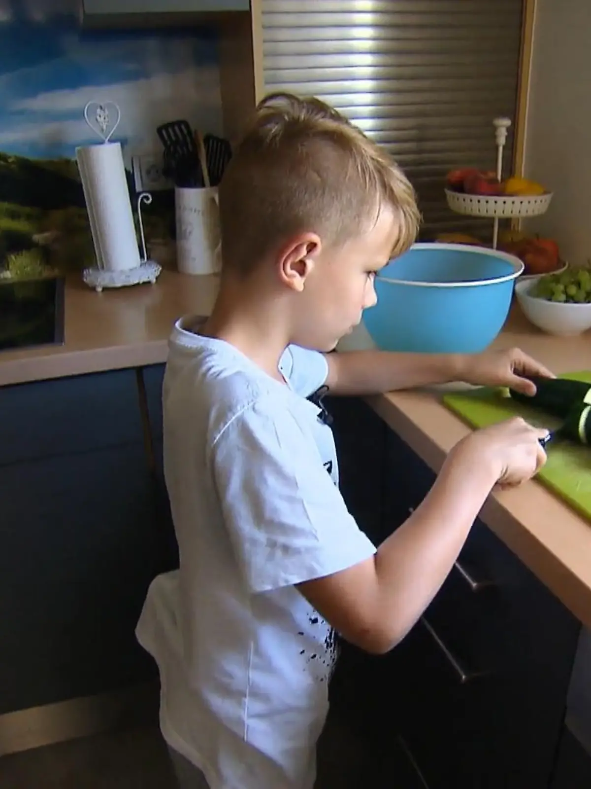 Bild zu: "Sohn hat feste Aufgaben im Haushalt"