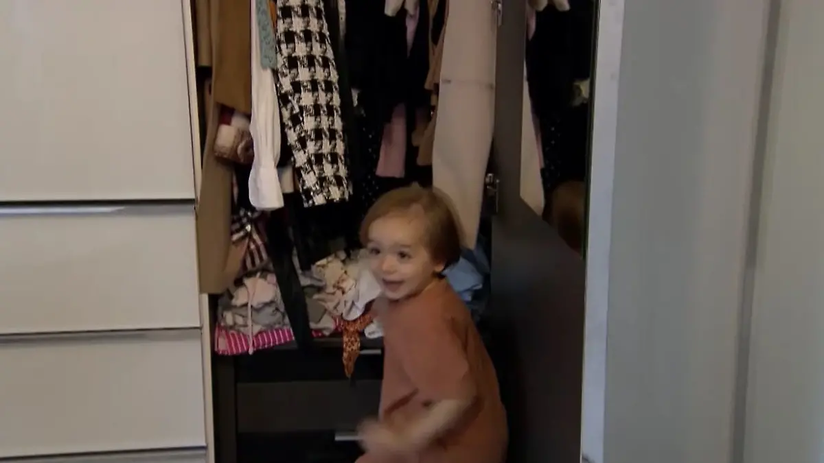 In diesem Wäschehaufen hat Timur einen gemütlichen Schlafplatz gefunden.