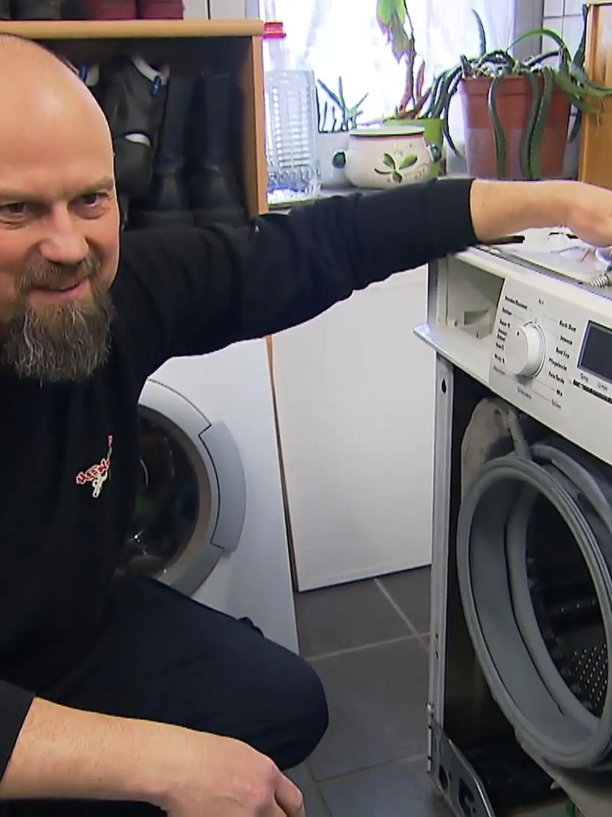Seine Hände sind Gold wert: Stephan Heinrich alias Henner ist Hessens erfolgreichster Hobby-Bastler. Zumindest wenn es nach den Menschen geht, die seine Do it yourself-Videos auf Youtube verfolgen. Regelmäßig zeigt der Erfinder von „Henners Schmiede“ seinem Publikum Tipps und Tricks rund um Waschmaschine, Bierfass und Rasierer. Was Stephan eigentlich gelernt hat und wer zu seinen Fans gehört – im Video!