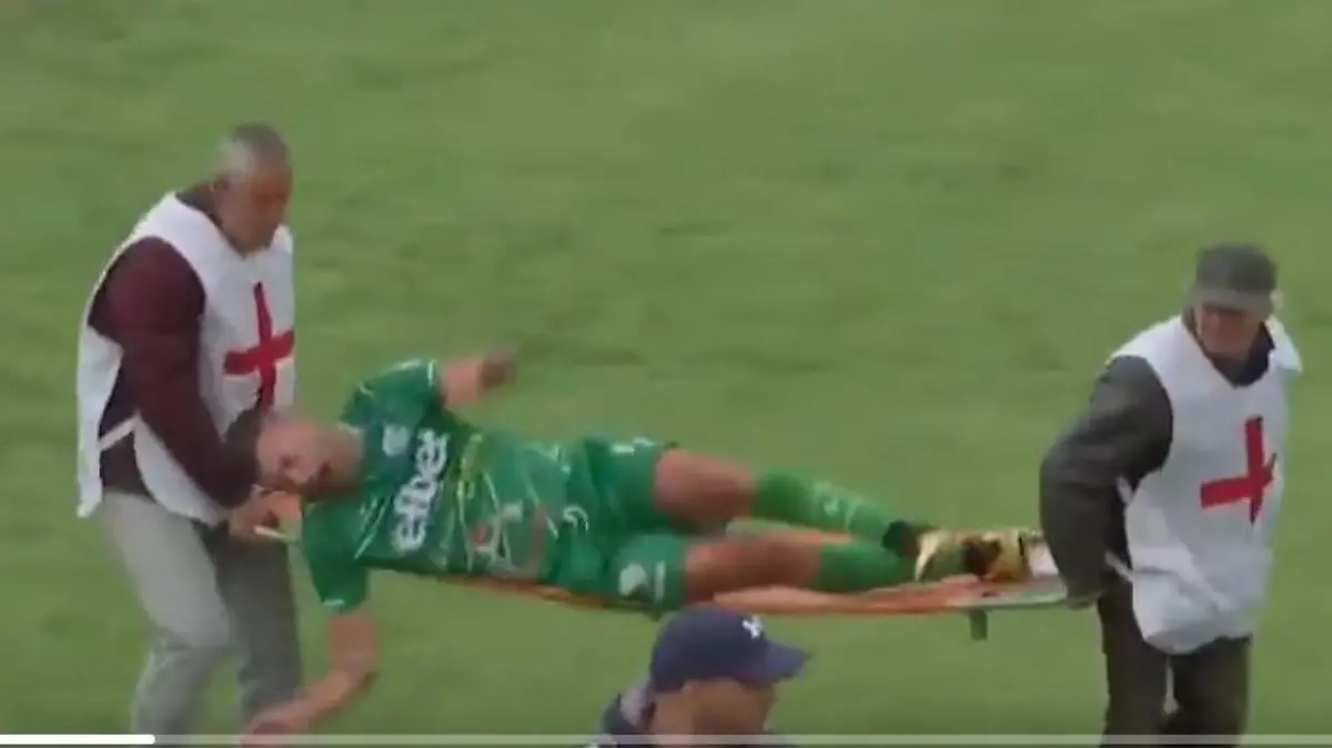 Spieler fällt von Trage