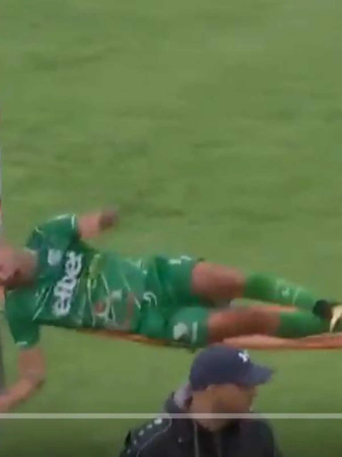 Spieler fällt von Trage