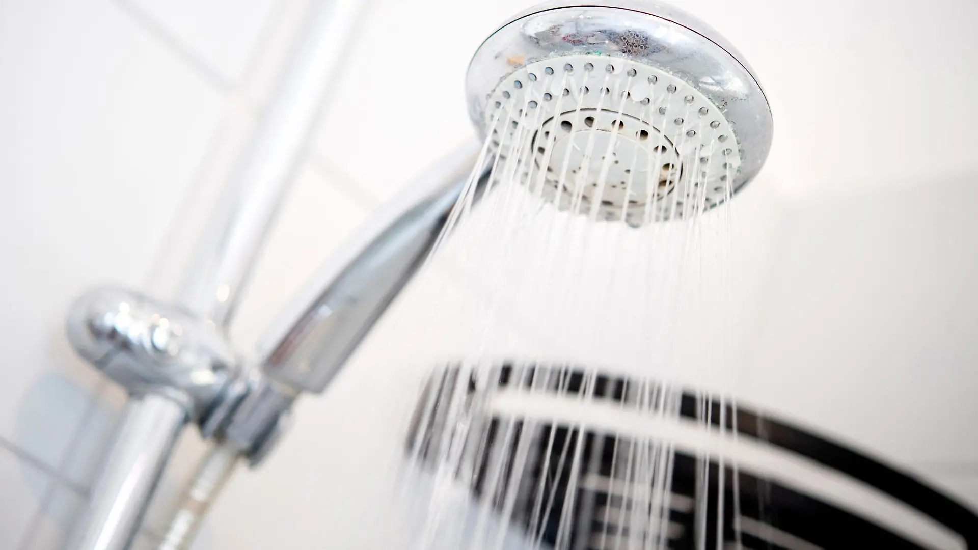Legionellen werden häufig durch Wasserdampf etwa beim Duschen verbreitet. (Symbolbild)