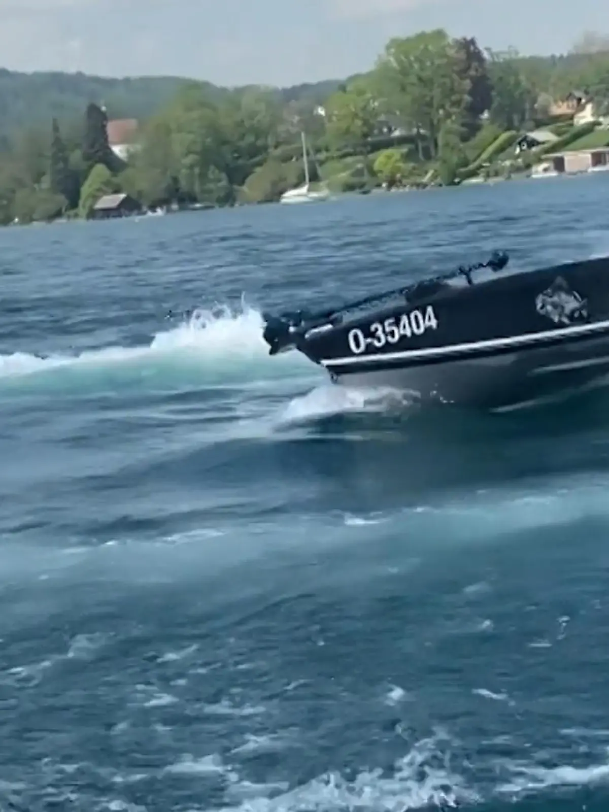 Nein, diese Geschichte haben wir nicht aus einem Drehbuch für den nächsten Hollywood-Streifen geklaut, das Drama ereignete sich am Montag in Österreich. Ein 49-jähriger Fischer stürzte aus seinem Motorboot in den kalten Attersee. Beim Sturz betätigte er versehentlich den Hebel des Außenbordmotors, sodass sich das Boot mit Vollgas in Bewegung setzte und den Mann, der hilflos, im kalten Wasser trieb, umkreiste.