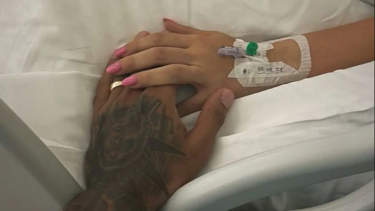 Dominic Harrison hält im Krankenhaus die Hand seiner Frau Sarah.
