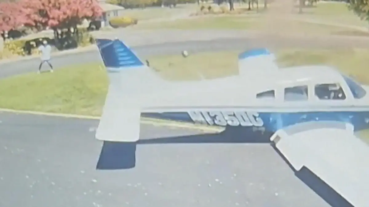 Spieler steht direkt daneben! Flugzeug kracht auf Golfplatz Mit dem Birdie hat er nicht gerechnet!